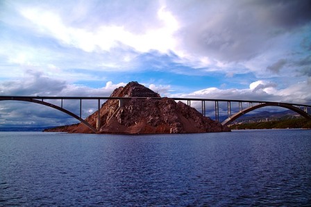 Puente que une la isla de Krk con tierra firme (Croacia)