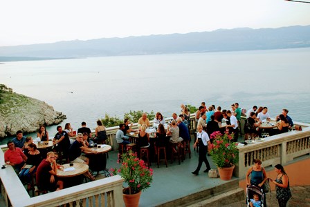 Restaurante Mada, junto a los acantilados de Vrbnik en la isla de Krk (Croacia)