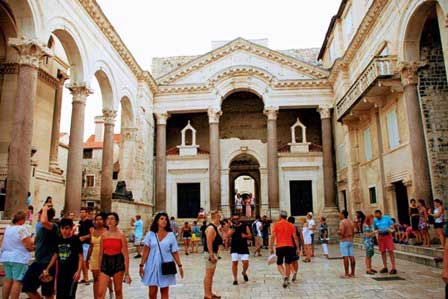 Altar con las esfinges egipcias en el Palacio de Diocleciano de Split (Croacia)