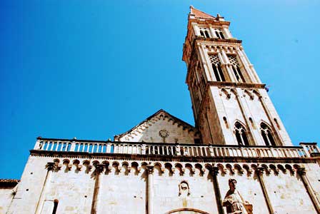 Catedral de San Lorenzo y su enorme campanario en Trogir (Croacia)