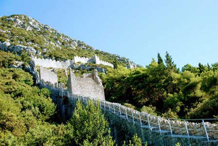 Las murallas de Ston atravesando el Monte San Miguel (Croacia)