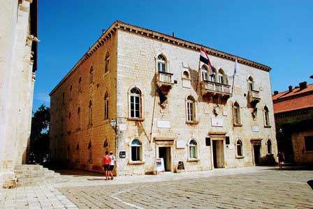 Palacio Ducal, sede del Ayuntamiento de Trogir (Croacia)