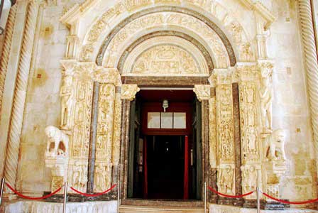 Portal románico de la Catedral de San Lorenzo, obra del maestro Radovan (Trogir)